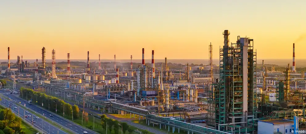 По данным ночных сообщений, в Ярославле вероятно атакован нефтеперерабатывающий завод, есть двое раненых. В Крыму зафиксированы масштабные сбои в электроснабжении после ударов по энергетической инфраструктуре.