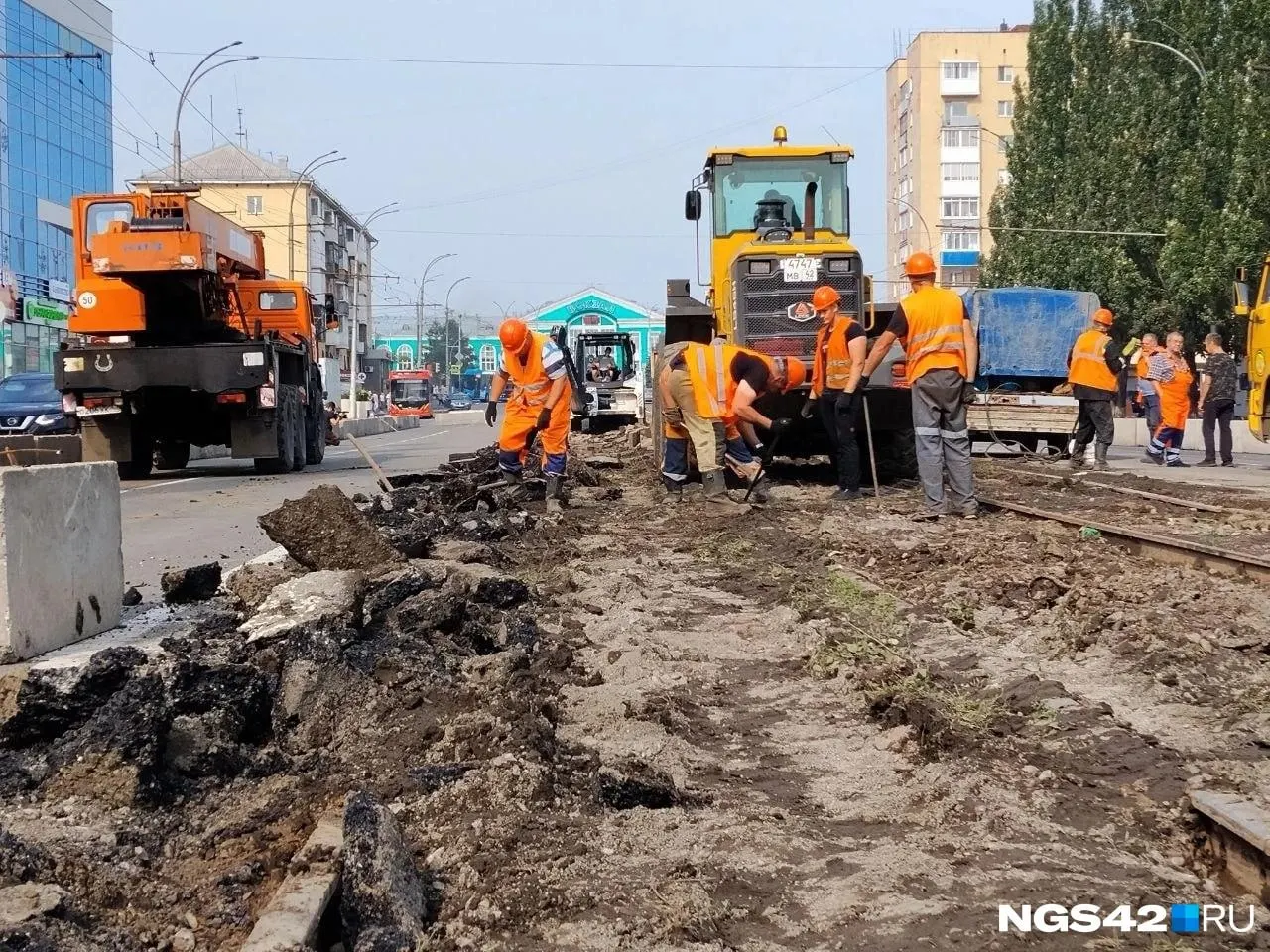 В Кемерове обновляют пути трамвая №10: отказались от идеи совмещения рельсов с проезжей частью, старые рельсы будут сохранены, а масштабный ремонт переходит на улицу Дзержинского. Уточнены сроки открытия движения на проспекте Ленина.