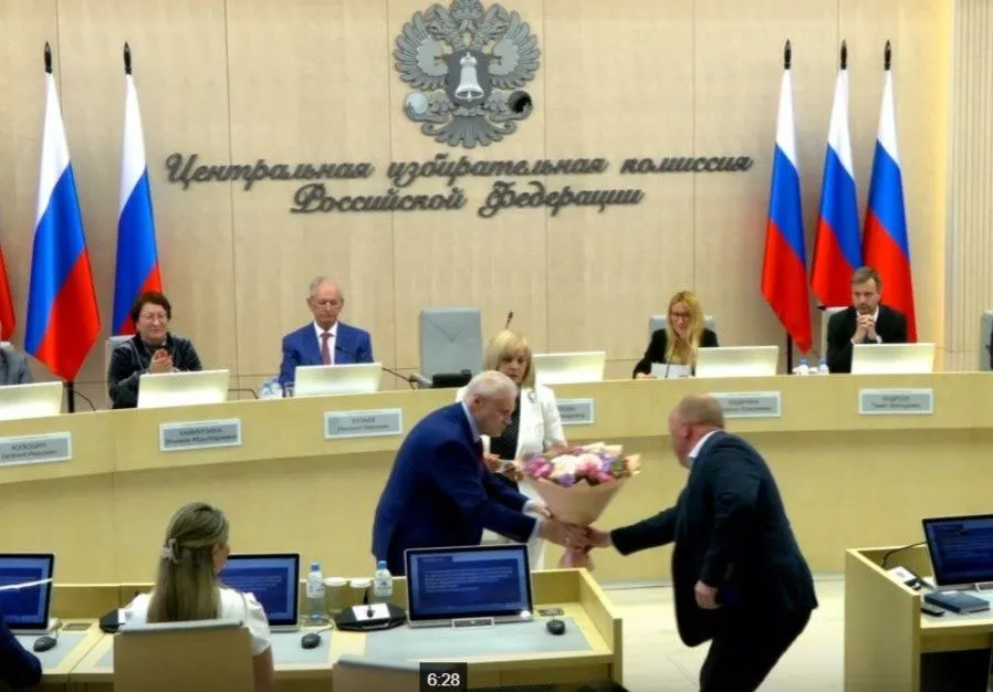 На 28-м заседании ЦИК единогласно зарегистрировали федеральный список «Справедливой России» (260 кандидатов), вручено удостоверение лидеру партии, назначен член комиссии с правом совещательного голоса и утверждён список региональных финансовых уполномоченных «Яблока».
