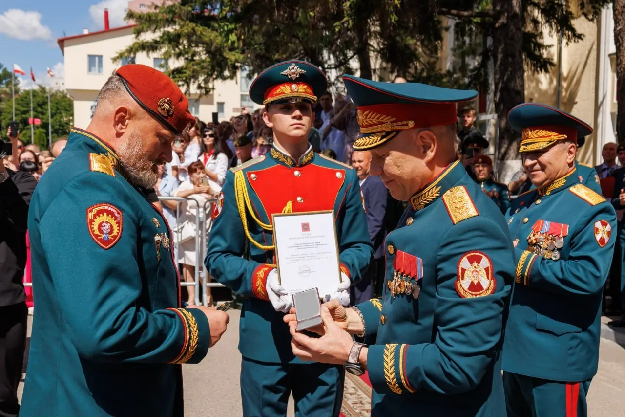 Начальнику Саратовского института войск национальной гвардии Александру Белоглазову вручено воинское звание генерал-лейтенант; погоны вручил заместитель директора Росгвардии Анатолий Маликов.