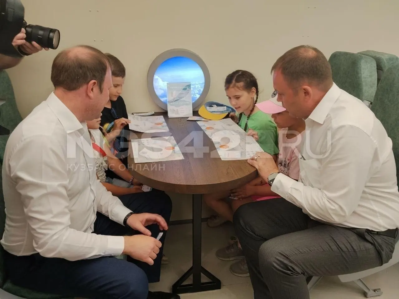 В кемеровском парке «Антошка» открылось долгожданное кафе‑самолёт: переоборудованный АН‑12 принимает посетителей, губернатор и мэр попробовали мороженое.