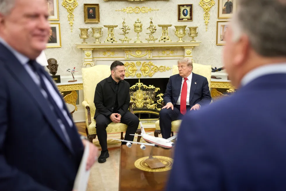 Владимир Зеленский провел встречу с Дональдом Трампом в Вашингтоне: обсуждали поставки ракет для Patriot, возможные визиты спецпосланников и законопроект о пошлинах на российские энергоносители. В материале — ключевые итоги переговоров и свидетельства людей, пострадавших от ударов.