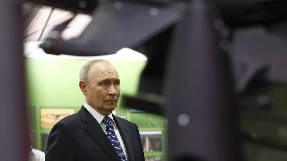 Президент заявил, что россияне добровольно направили около 70 млрд рублей через Общероссийский народный фронт на цели СВО. Между тем государственные расходы на оборону достигли рекордных значений и могут вырасти ещё сильнее.