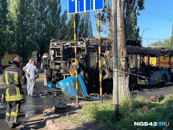 Автобус на газовом топливе полностью выгорел: от огня пострадал балкон жилого дома и несколько вывесок. Информации о пострадавших пока нет, причины возгорания устанавливаются.