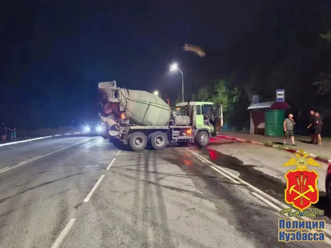 На участке трассы в районе села Берёзово грузовик Hino FS врезался в остановившийся пассажирский автобус. Около 50 пассажиров, четверо госпитализированы, на водителя составлен протокол.