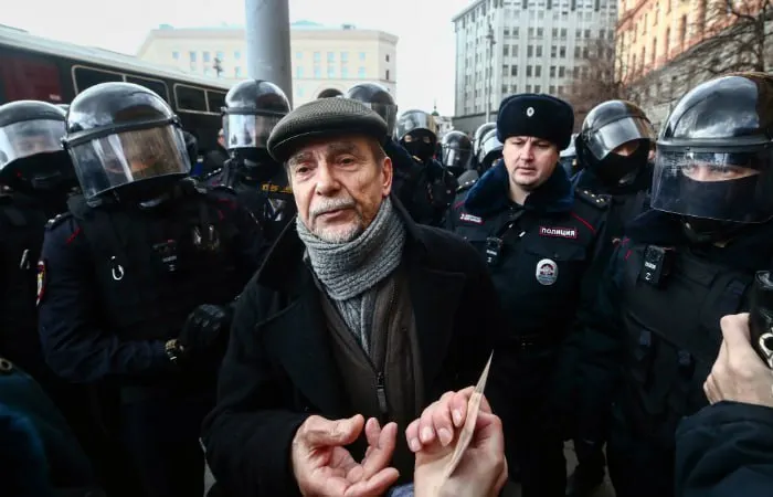 В Хорошевском суде Москвы началось заочное рассмотрение дела против 84‑летнего правозащитника Льва Пономарева. Прокурор просит 6,5 года колонии по статьям о «нежелательной» организации и «иностранном агенте», а также запрет администрировать сайты на 10 лет.