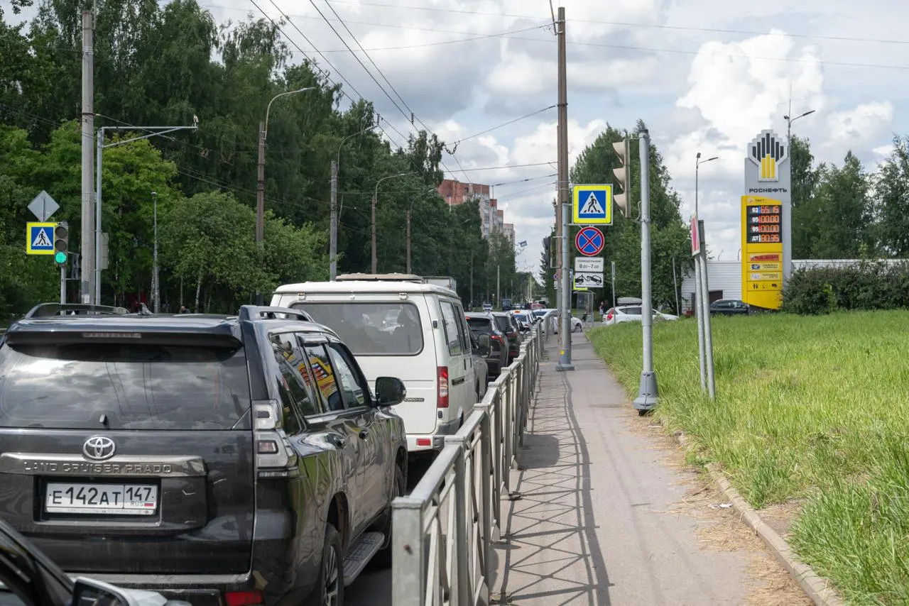 Проверка нескольких петербургских АЗС показала, что в городе по-прежнему поставляют бензин Евро‑5. Перевод на Евро‑3 в России связан с ограничениями поставок после атак на нефтеперерабатывающие заводы.