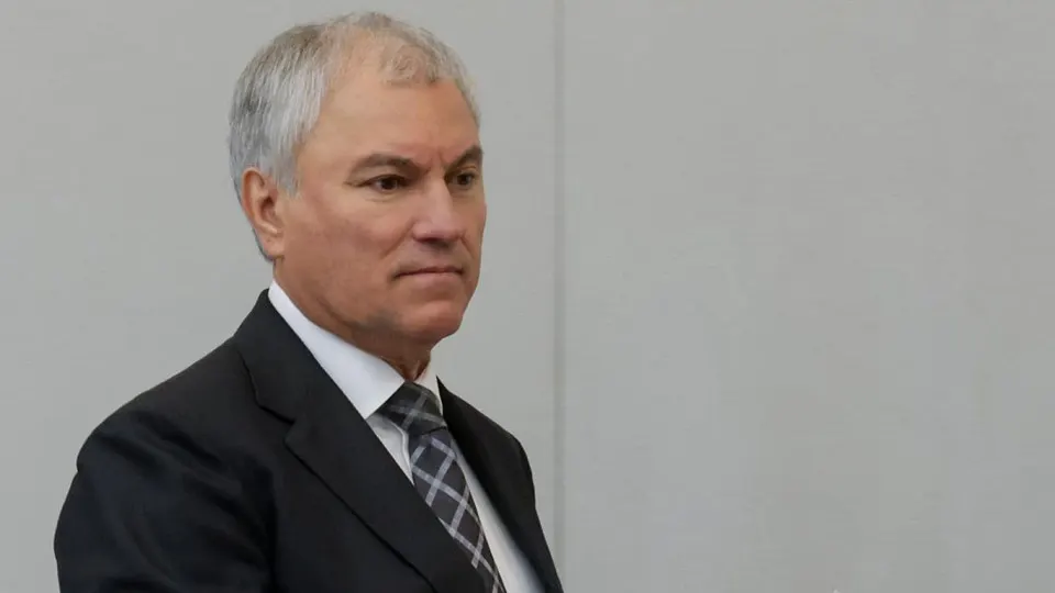 Спикер Госдумы пообещал приоритезировать развитие трамвайного сообщения в крупных городах, в то время как депутат от комитета по транспорту призвал автовладельцев терпеть очереди на заправках на фоне дефицита топлива по всей стране.