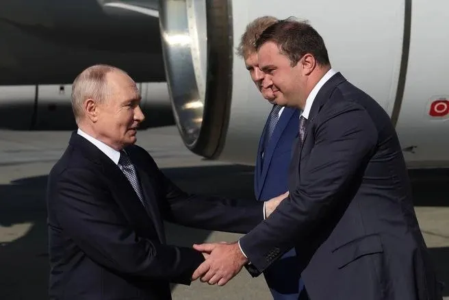 На рабочей встрече президент и губернатор Омской области обсудили экономические показатели региона, крупные инфраструктурные проекты, помощь участникам СВО и решение давних проблем, включая недостроенные объекты и ситуацию с дольщиками.