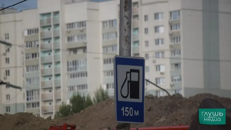 Постановлением продлено право ряда НПЗ до конца года выпускать топливо класса К5 с пониженным содержанием серы и ограничениями по другим компонентам; такое топливо не маркируется единым знаком ЕАЭС и не подлежит обращению в других государствах.