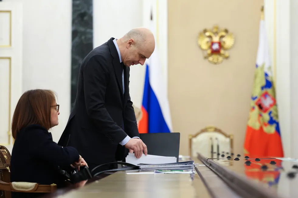 Госдума упростила для Минфина процедуру наращивания расходов и заимствований без повторного согласования с парламентом. Это решает кассовые проблемы сейчас, но повышает неопределённость, укрепляет высокие ставки и бьёт по инвестициям.