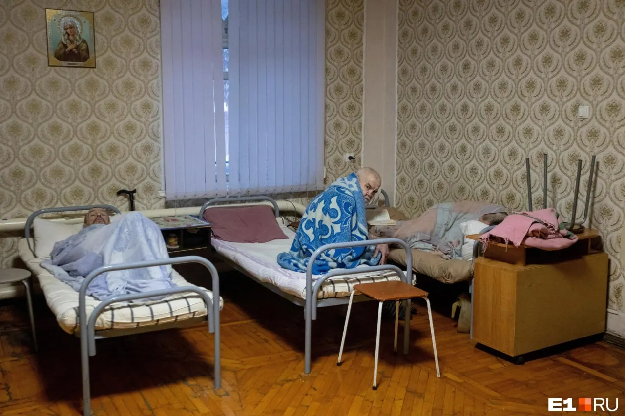 Сотрудников кемеровского дома престарелых обвинили в издевательствах и антисанитарии. Директор опровергла обвинения, Следственный комитет начал проверку.