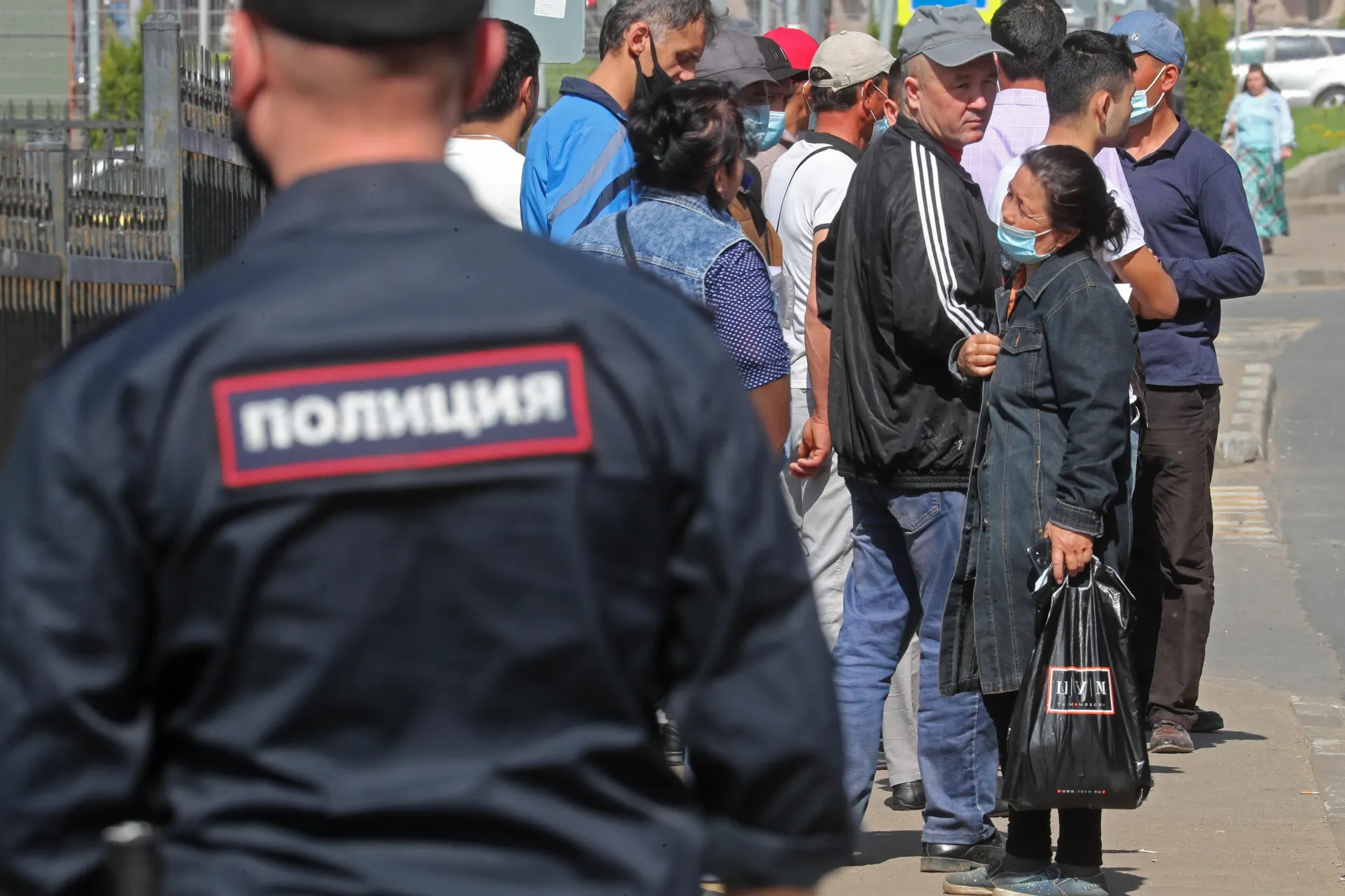 Ко второму чтению в Госдуме подготовлены правительственные поправки, которые расширяют перечень правонарушений, за которые иностранцев будут выдворять без альтернатив — в том числе дискриминация и неповиновение пограничникам.