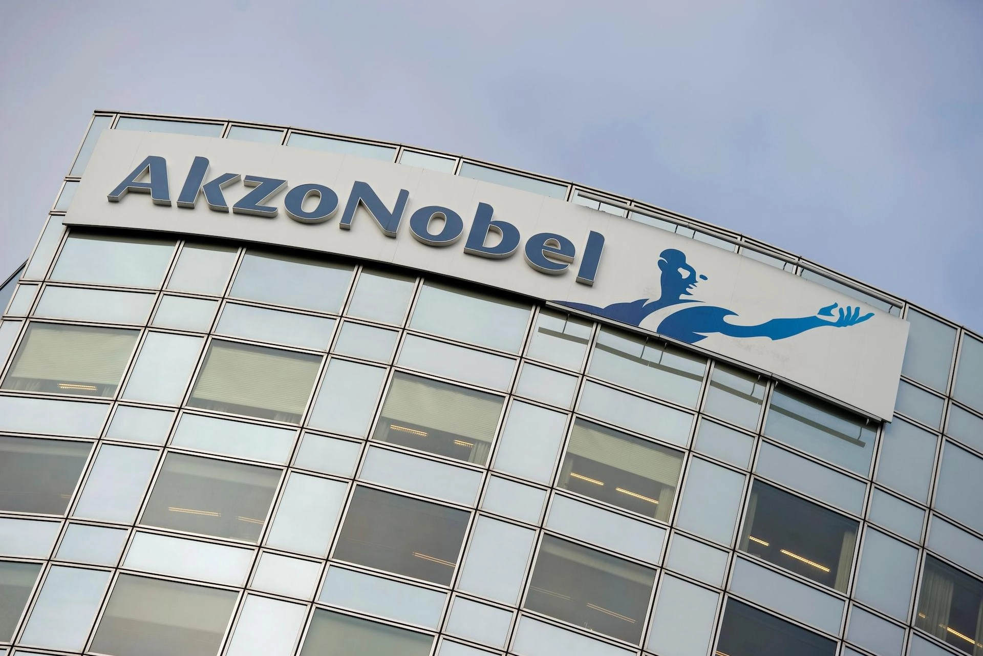 Указом от 13 июля акции и доли ряда российских предприятий AkzoNobel переданы во временное управление АО «Развитие строительных активов». Компания, зарегистрированная в Москве, связывается с крупным госконцерном и уже получила управление другими зарубежными активами в России.