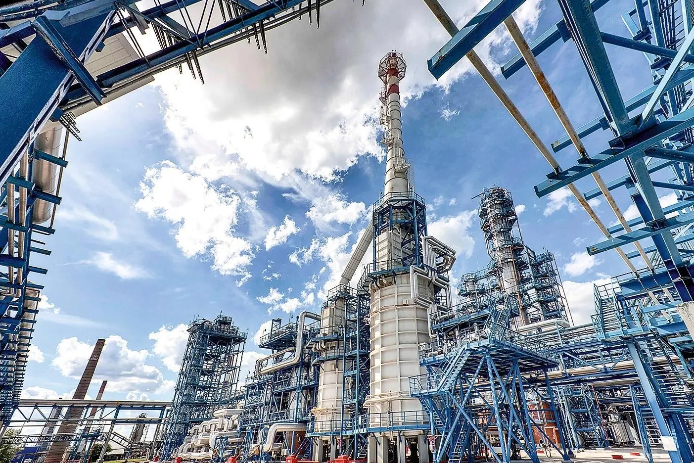 Власти резко повысили выплаты нефтепереработчикам — в июне им перечислили 210,6 млрд рублей. Мера направлена на стимулирование внутренних поставок бензина и дизеля, предотвращение дефицита и сдерживание роста цен.