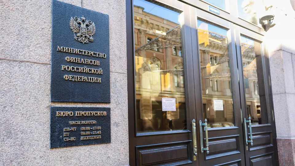 По расчётам аналитического центра ЦМАКП, после 2022 года федеральный бюджет перешёл в «устойчиво дефицитную модель»: госдолг быстро растёт, расходы на его обслуживание удвоились и становятся одной из основных статей бюджета.
