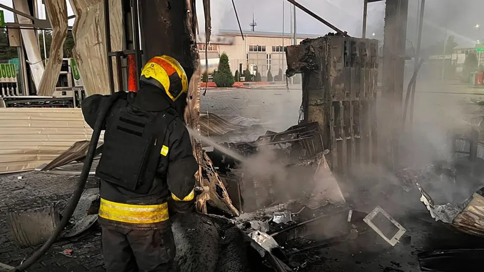 Ночью 1 июля удары беспилотников по Днепропетровской области повредили пять автозаправок, есть жертвы и пострадавшие. Одновременно в России отмечают резкое падение выпуска топлива, вводятся лимиты и увеличиваются импортные закупки.