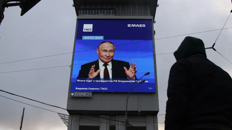 Дефицит бензина в регионах вызвал самое сильное недельное снижение уровня одобрения президента за восемь лет: общественное недовольство растёт на фоне ухудшающейся экономики.