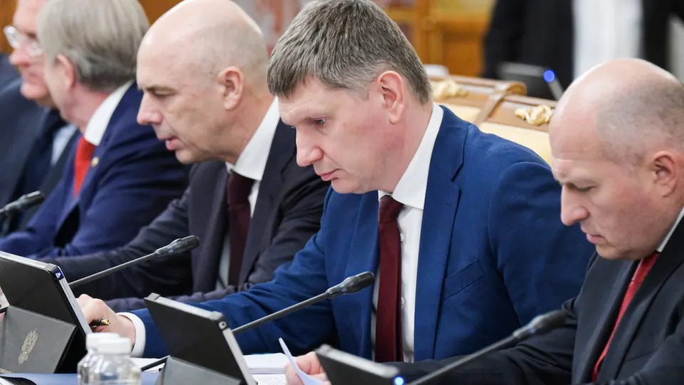 По оперативным данным рост ВВП за январь–май составил 0,2%. Промышленность и инвестиции остаются в стагнации, а падение цен на нефть и топливный кризис усиливают риски для бюджета и инфляции.