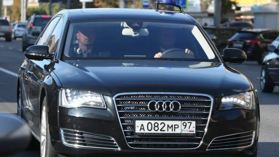 Из‑за острого дефицита топлива в ряде регионов автозаправки стали в приоритете обслуживать госслужбы и чиновников. Ограничения на продажи, многокилометровые очереди и сокращение переработки нефти усиливают социальную напряжённость.