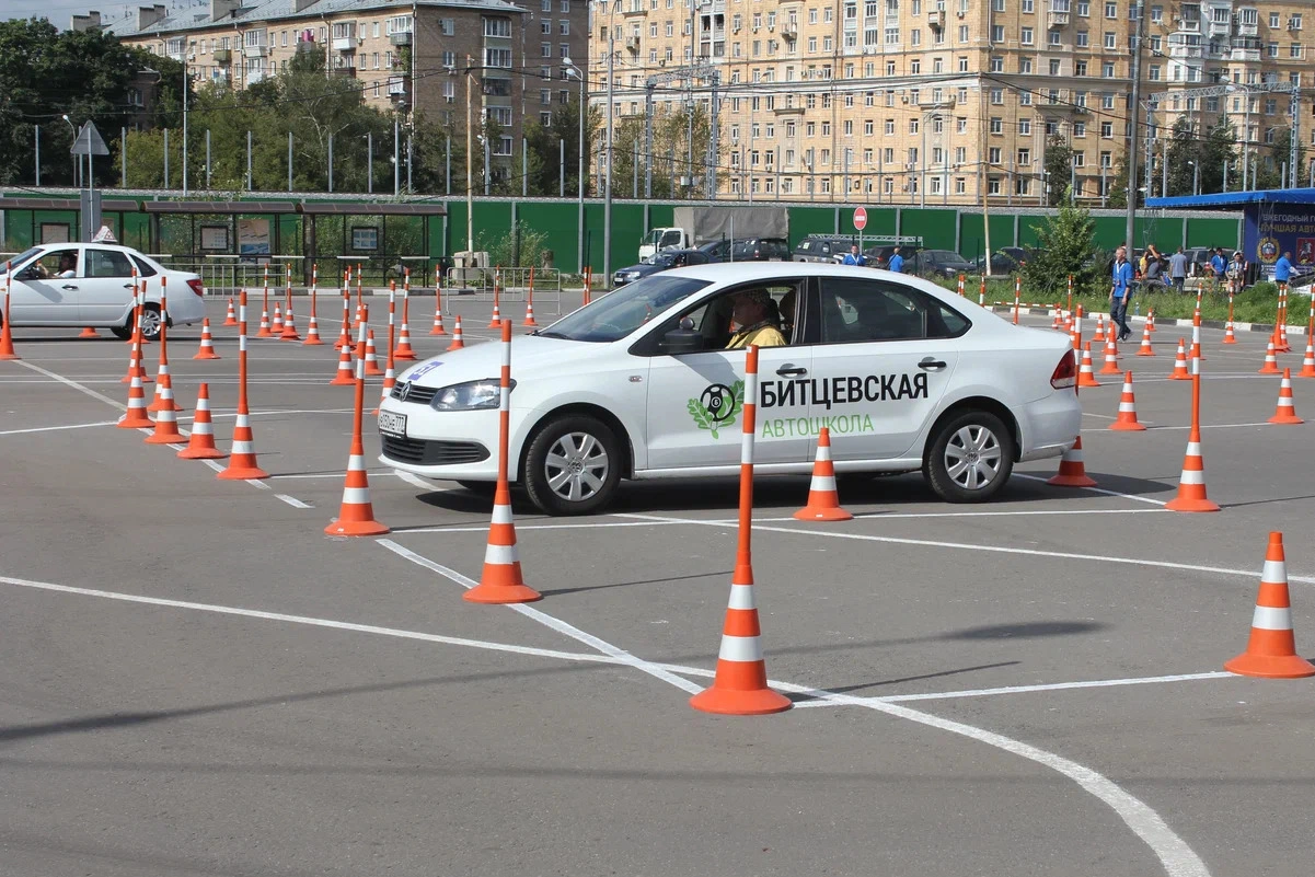 В регионах страны автошколы анонсируют повышение стоимости курсов и корректировку расписания — как следствие резкого роста цен на бензин и дизель. Часть школ уже объявила новые прайсы, а ученики готовят претензии в суды и государственные органы.