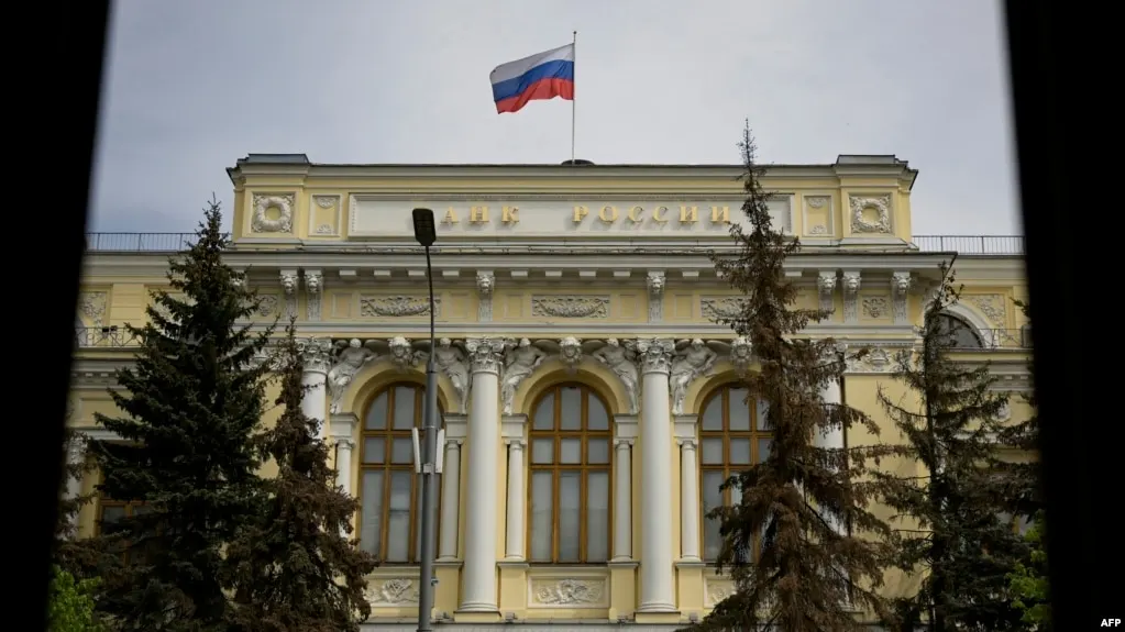 Банк России расширил перечень криптовалют, доступных на биржах: лимит для неквалифицированных инвесторов — 300 тысяч рублей в год; квалифицированные инвесторы могут покупать без ограничений; закон о цифровых валютах вступит в силу в 2026 году.