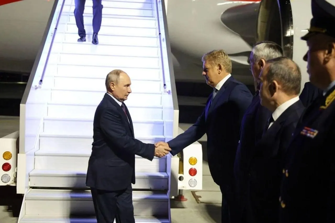 Владимир Путин прибыл в Новосибирск с рабочим визитом, приуроченным к открытию СКИФа — Сибирского кольцевого источника фотонов.