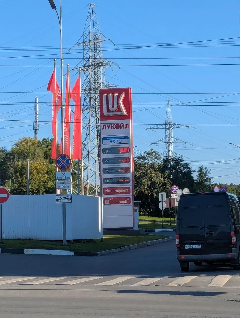 По всей стране на фоне тревог из‑за беспилотников на заправках возникают очереди, закрываются станции и растет цена топлива. Разбираемся с ситуацией в регионах.