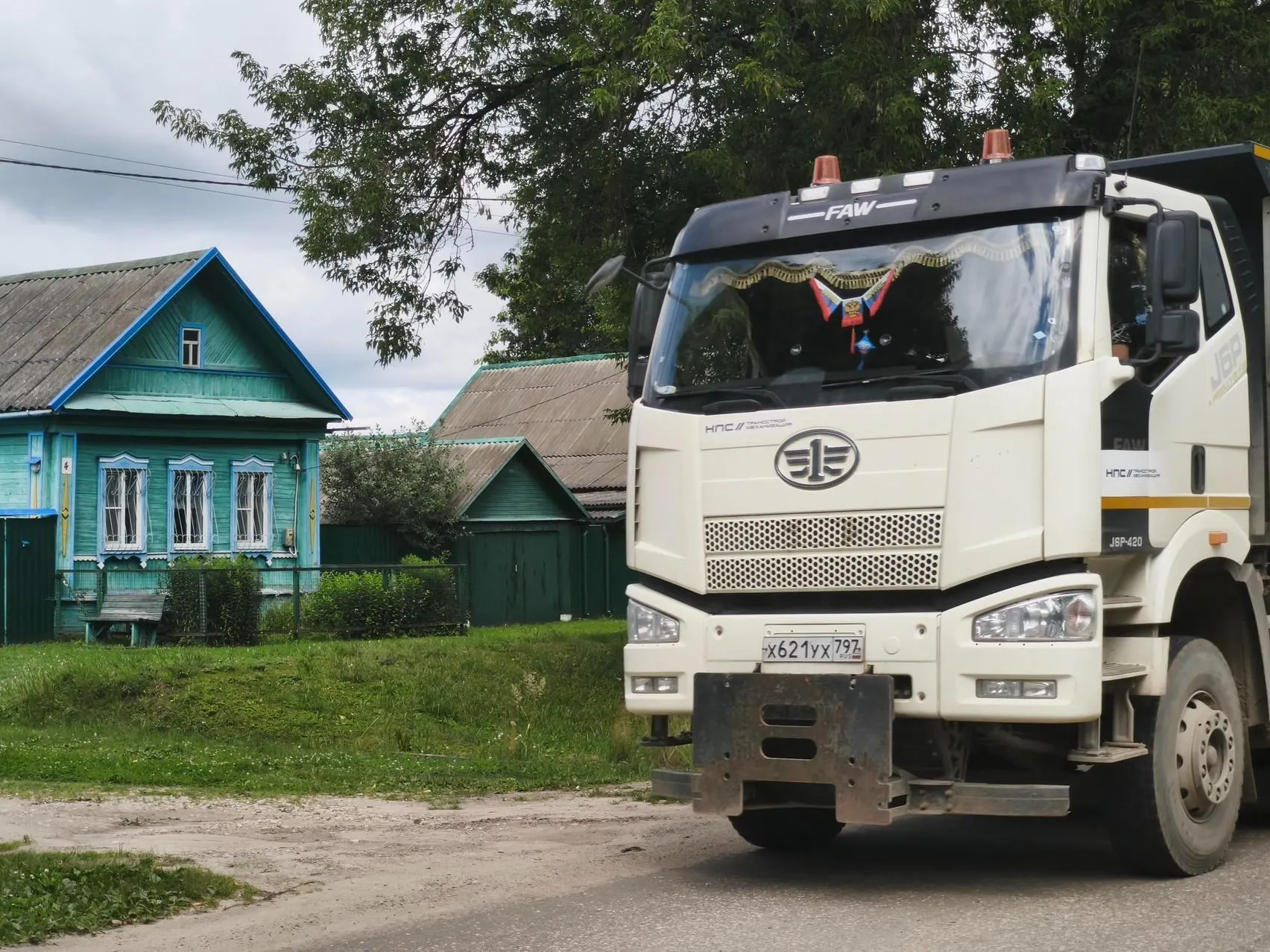 Деревни на пути скоростной магистрали сталкиваются с изъятием жилья и приближением к шуму и пыли от грузовиков и поездов.