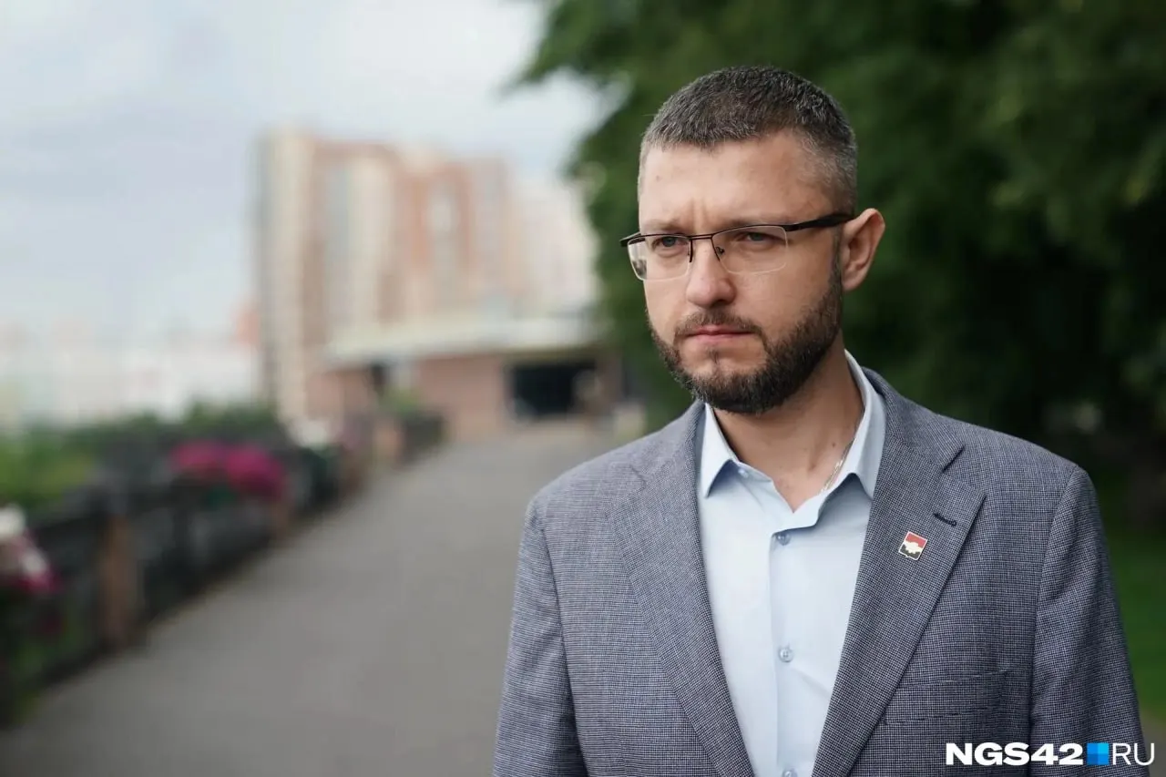 35-летний Кирилл Безумов стал одним из самых молодых руководителей города; в биографии указаны должности в Берёзовском, в Ленинском районе и годы руководства Кировским районом; в семье — жена и дети.