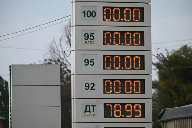 Правительство временно разрешило продажу топлива разных экологических классов на АЗС до конца июня 2027 года, чтобы снизить риск дефицита.