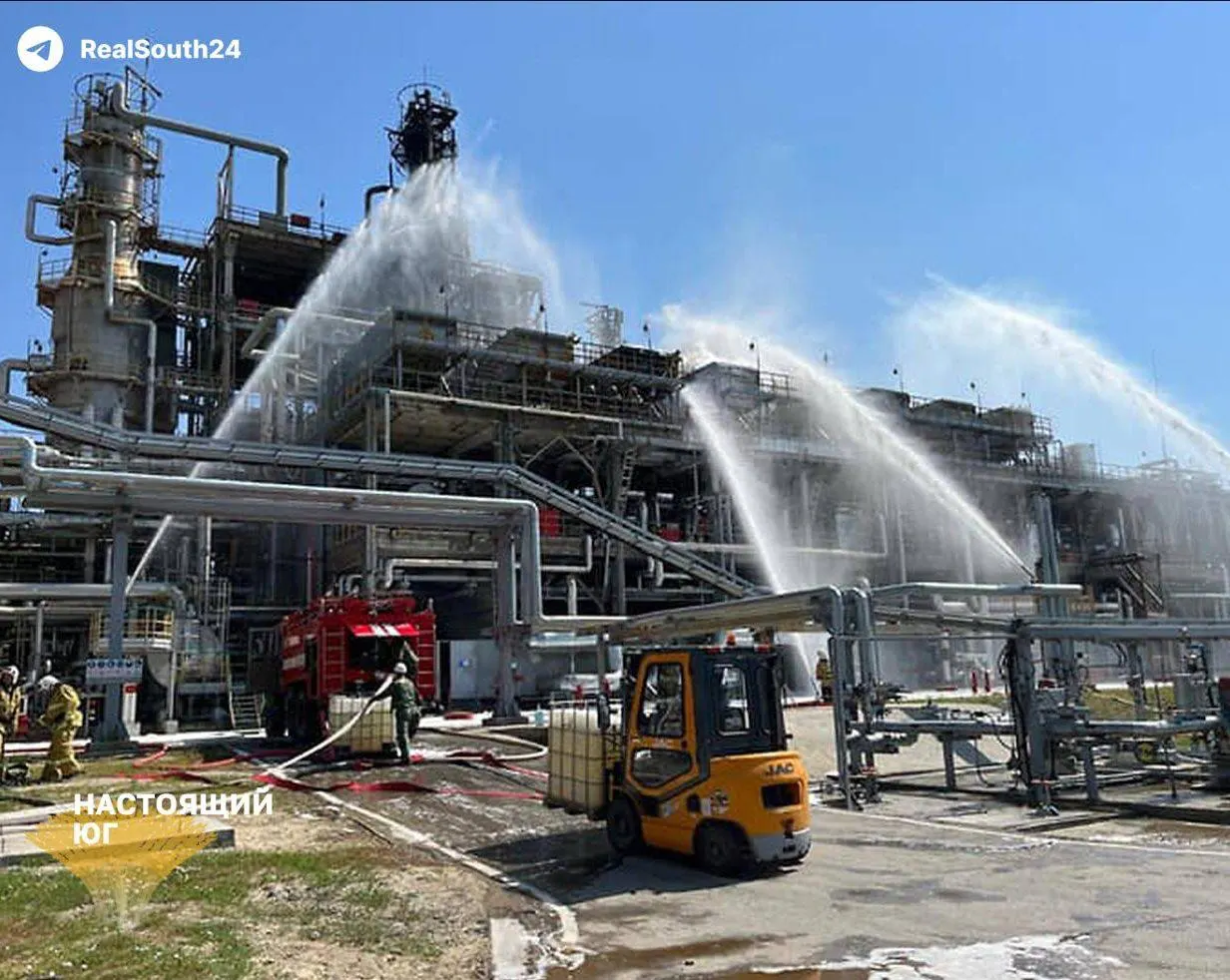 Август стал тяжелым для нефтепереработки в России: НПЗ столкнулись с волной атак, переработка упала, бензин дорожает внутри страны.