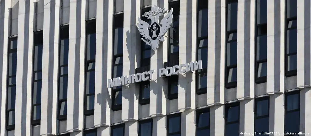 Минюст РФ расширил перечень «нежелательных» организаций на шесть позиций, включая американский Фонд защиты прав человека и ряд исследовательских центров. Обновление сопровождается упоминанием Tyranny Tracker и усилением контроля над организациями.