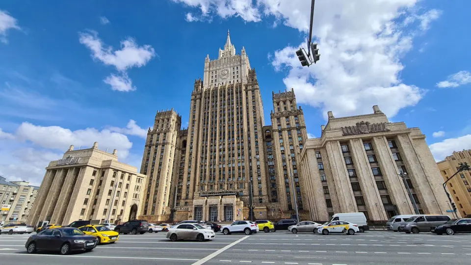 Заместитель министра иностранных дел пояснил, что без устранения первопричин кризиса любая заморозка боевых действий неприемлема; он также раскритиковал действия Запада и США в украинском кризисе.