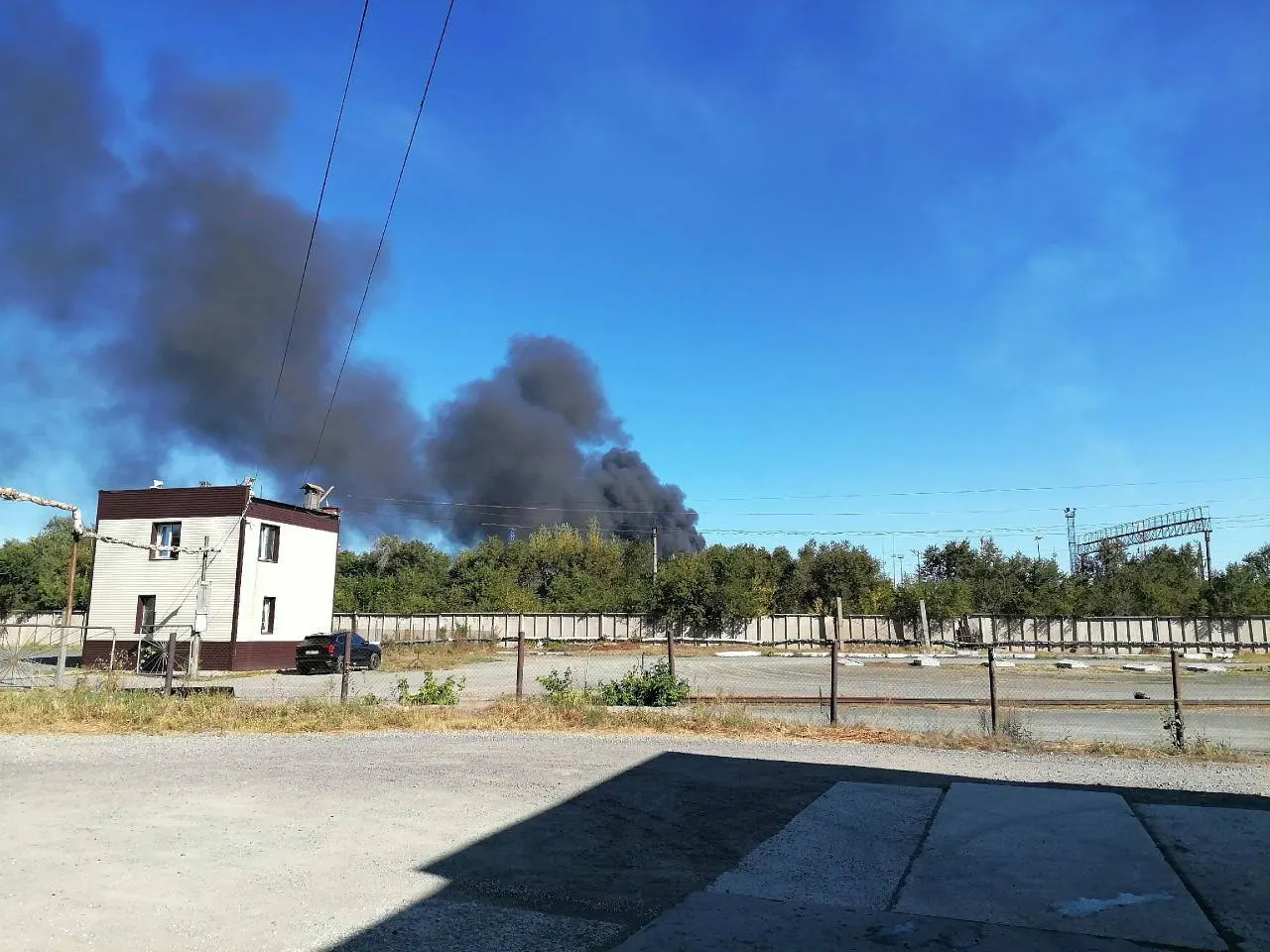 В регионе действует тревога из-за беспилотников; жителей просят оставаться дома и укрываться, возможна связь с атакой в Оренбургской области; целью атаки является Орский НПЗ.