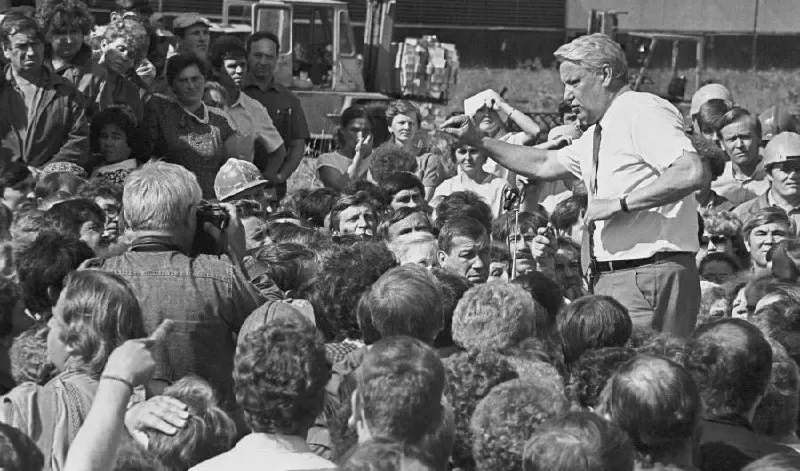 Как в 1990 году Борис Ельцин подталкивал регионы к расширению суверенитета, и как страна сохранила единство на фоне волны деклараций о независимости.