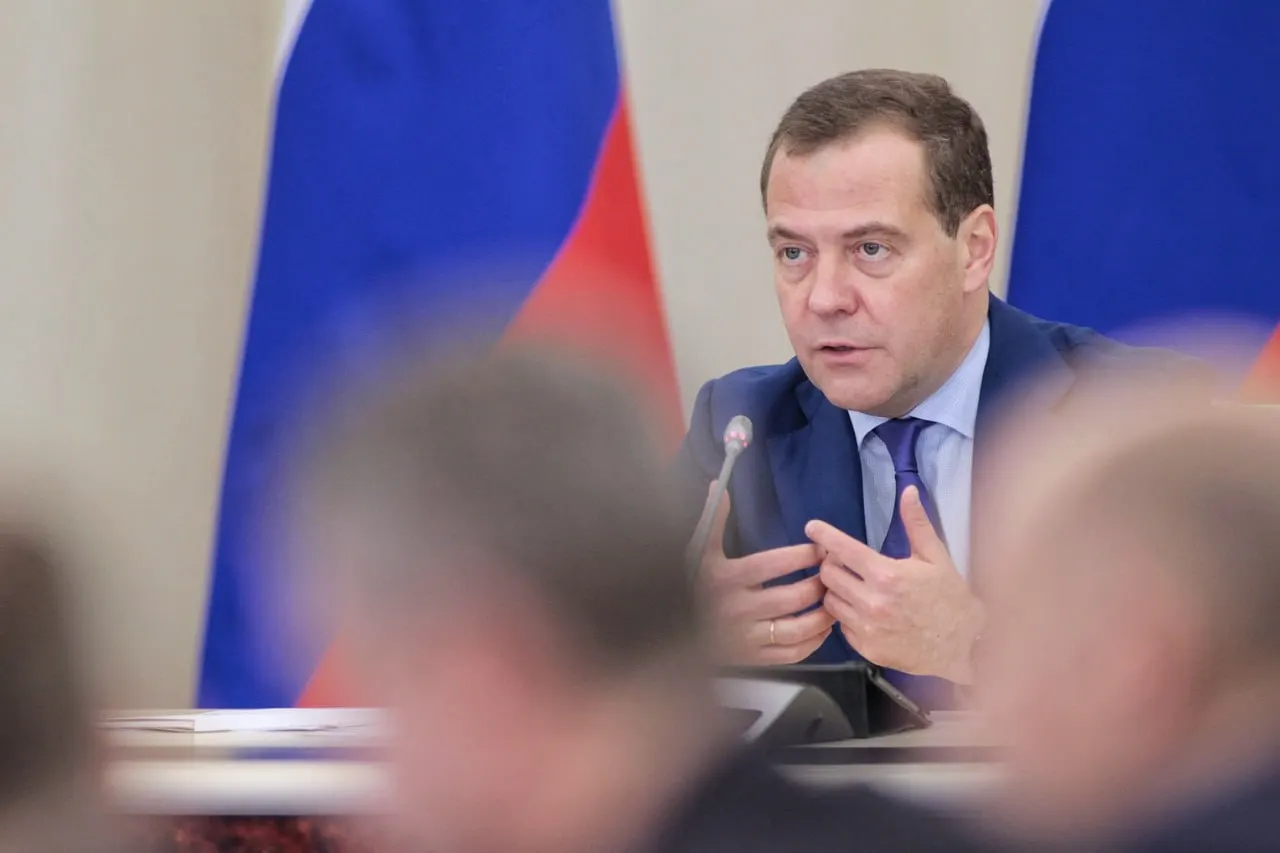 По словам Медведева, даже при прекращении или приостановке СВО противостояние сохранится; вопросы воспитания общества останутся как внутри страны, так и за её пределами.
