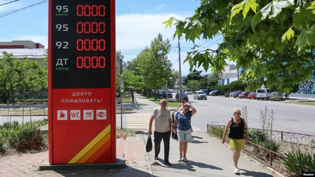 В Геленджике и близлежащих населённых пунктах исчез бензин; очереди у заправок растут, власти вводят ограничения на отпуск топлива по стране.