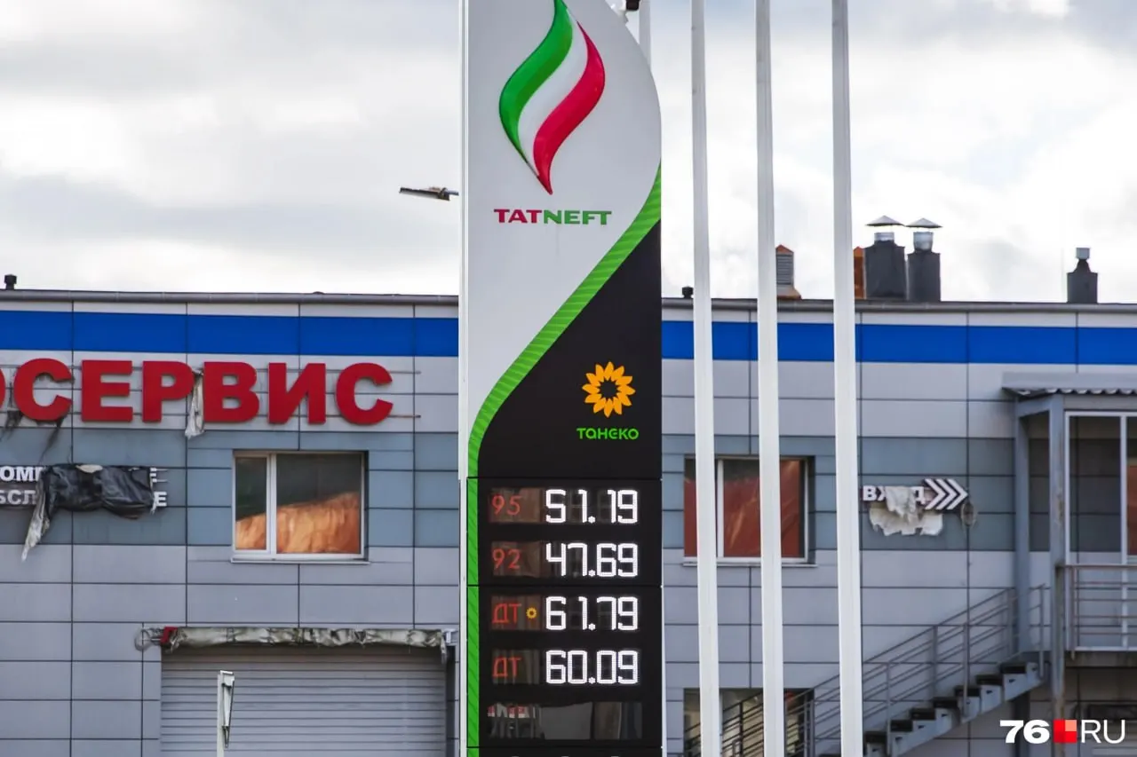 В Кузбассе почти 70% колонок на заправках сети Татнефть закрыты на фоне топливного кризиса; обсуждаются задержки выплат заработной платы сотрудникам.
