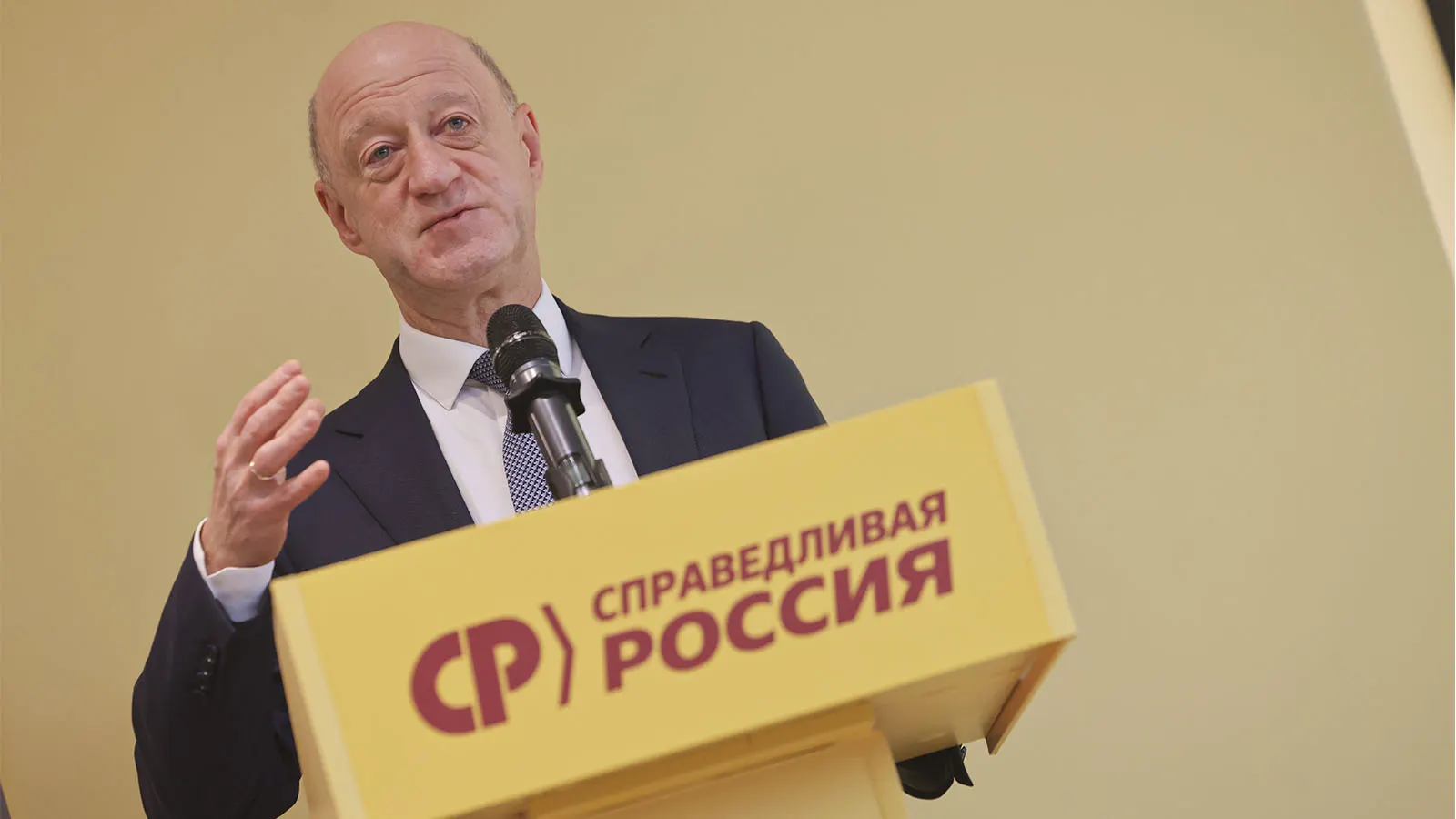 Обсуждается вероятность обновления руководства федеральной политической силы на фоне сообщений о травме Миронова и планов по перестройке партийной структуры и парламентской роли.