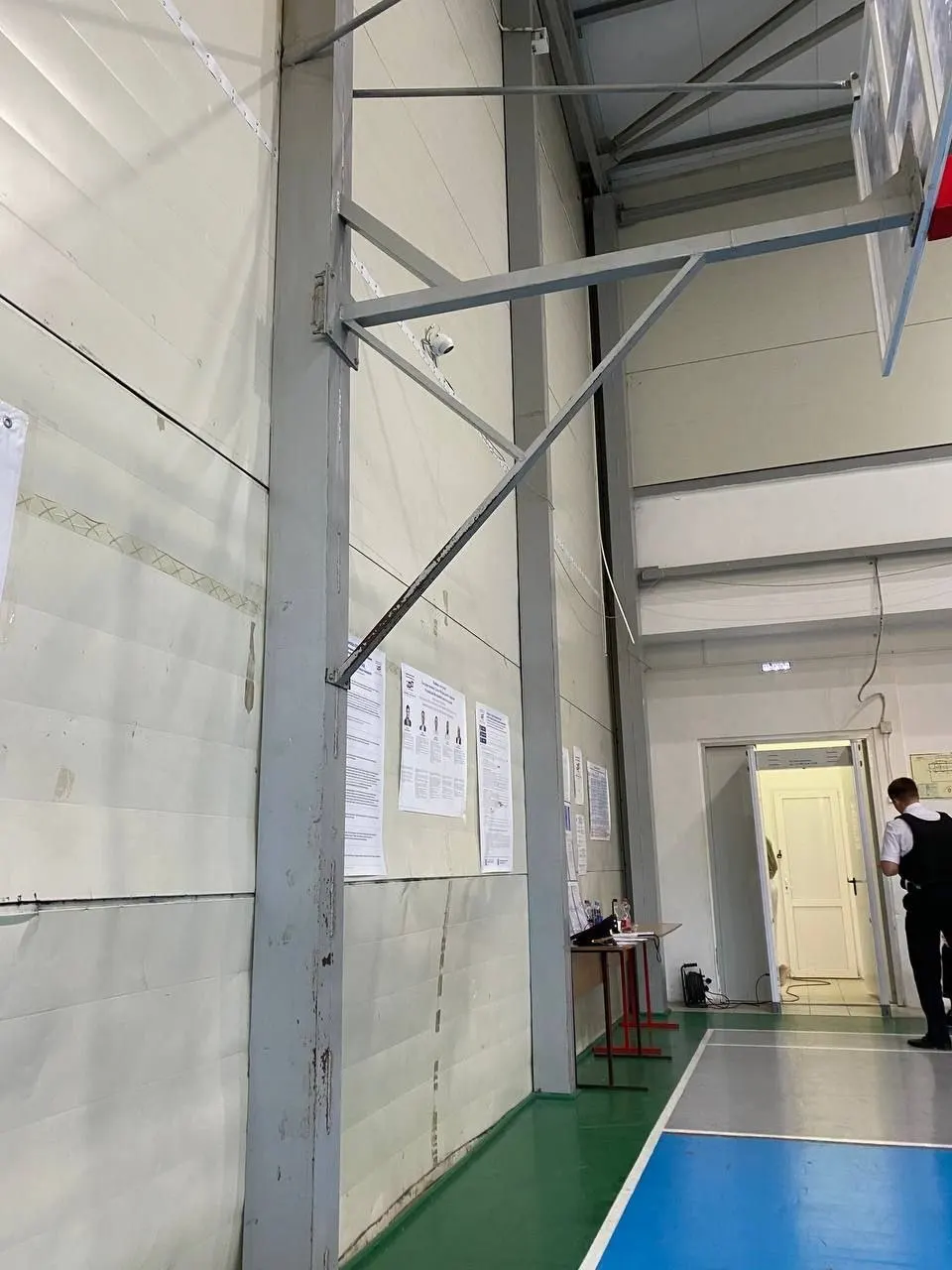 Во второй день трёхдневного голосования независимые наблюдатели сообщают о нарушениях процедур и ограничении их работы в нескольких регионах.