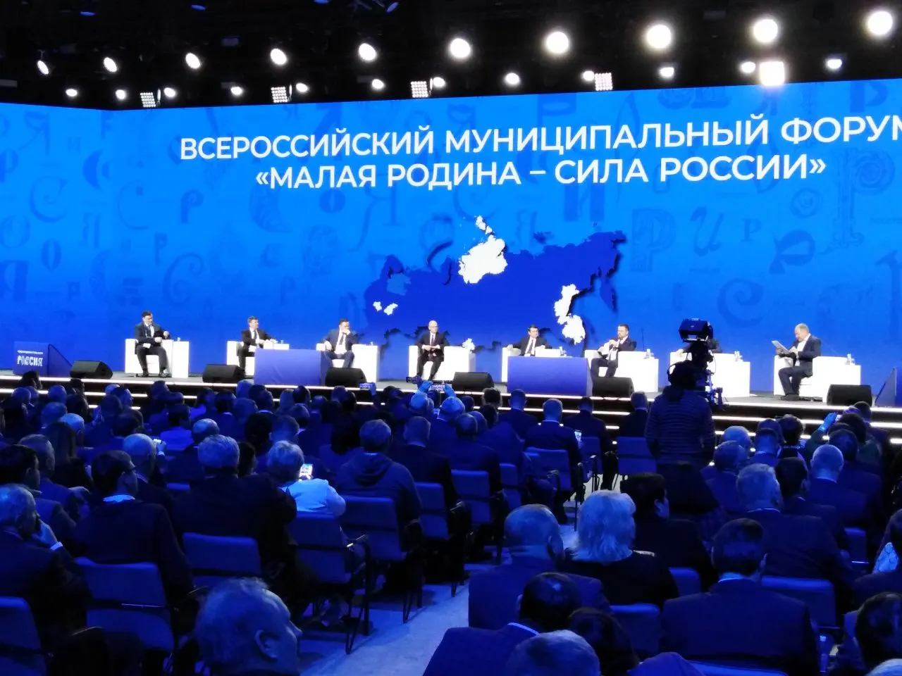 Указ устанавливает ежегодное проведение муниципального форума и церемонии награждения за вклад в развитие местного сообщества; ответственным за организацию назначен Сергей Кириенко, организатор — Всероссийская ассоциация развития местного самоуправления.
