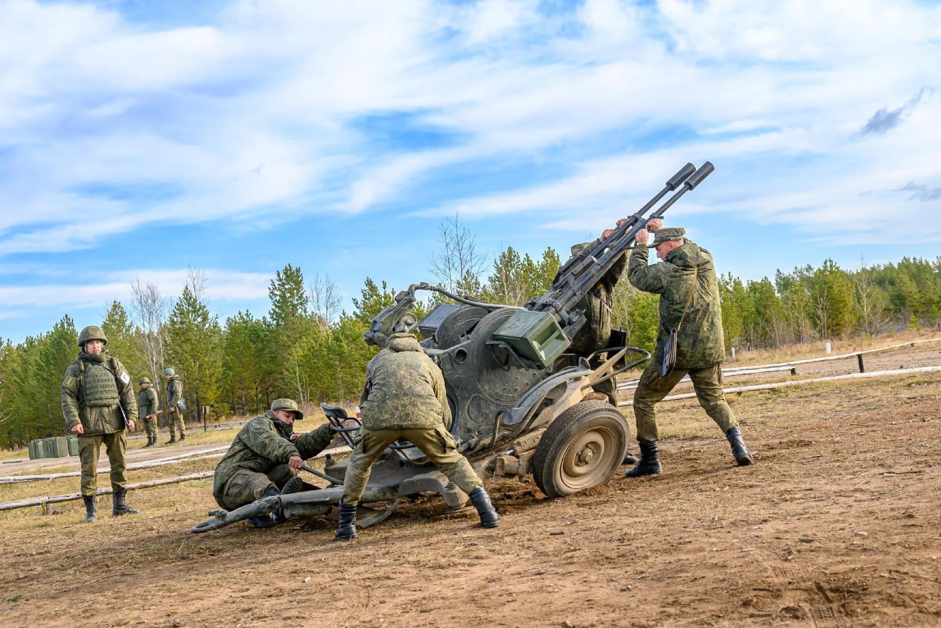 Правительство объявило о росте числа военнослужащих на 15,5 тысяч человек в рамках мер по повышению боевой готовности.