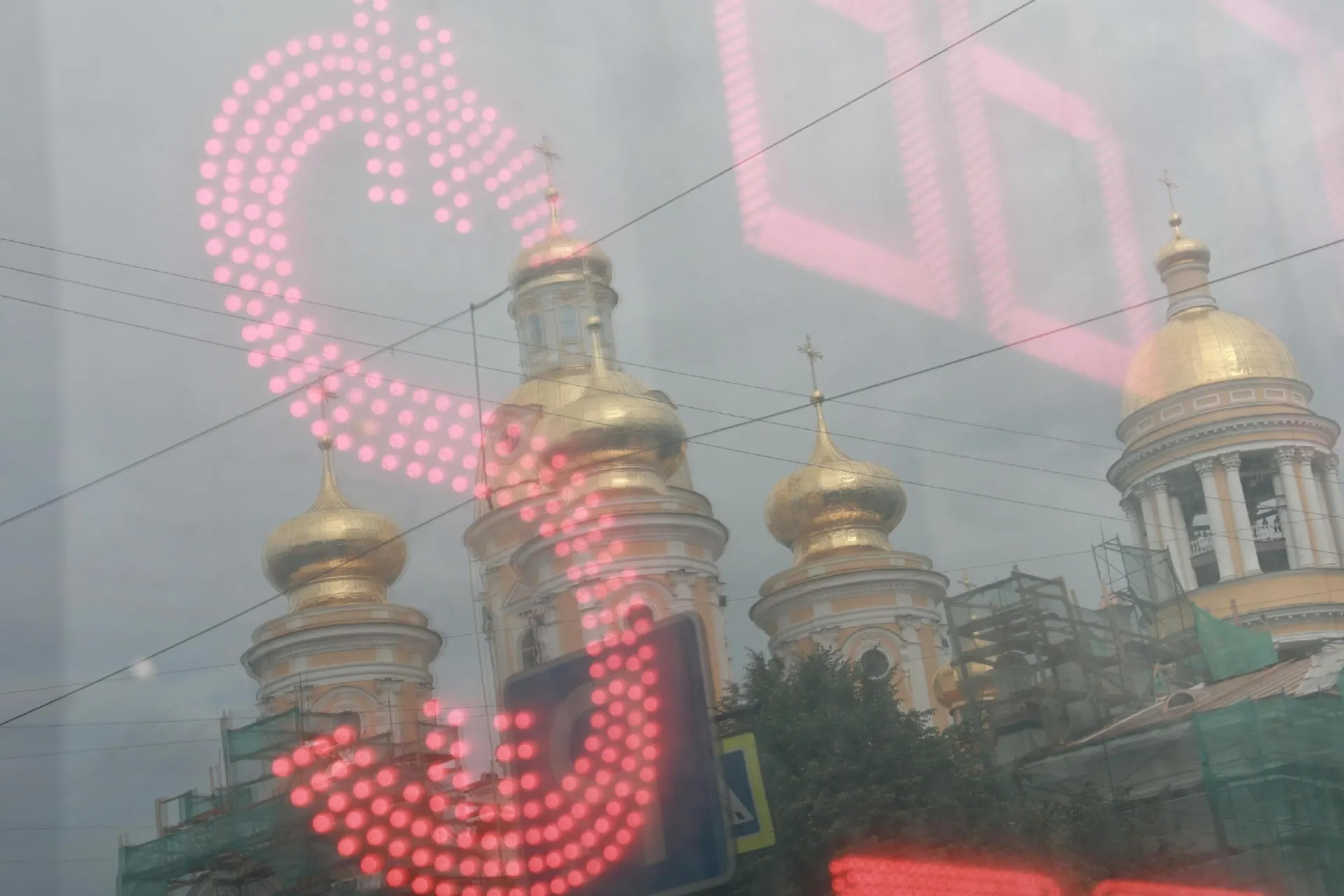 Рубль за лето ослаб на примерно 25%. Эксперты объясняют, что будет дальше.