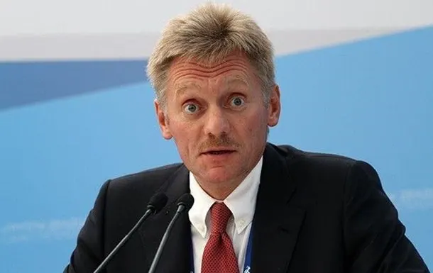 Пресс‑секретарь заявил, что в РФ журналистам не устанавливают ограничения, в отличие от США; Москва не вмешивается во внутренние дела иностранных СМИ.