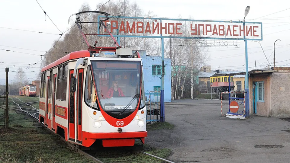 Из-за задолженности по оплате электричества в Осинниках временно приостановлено движение трамваев; часть маршрутов дублируется автобусами, жители жалуются на неудобства.
