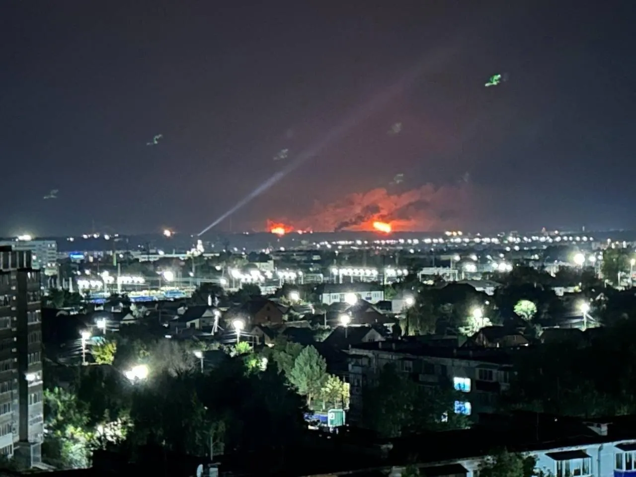 Пожар в Курске после падения обломков дронов, атаки на НПЗ и НТК в Сызрани и Таганроге, аресты и судебные дела, экономические тревоги СНГ — ночной обзор по регионам.