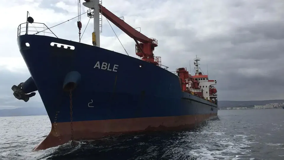 Ночью в болгарской части Черного моря беспилотники атаковали два коммерческих судна. Одно судно затонуло, другой корабль пострадал; спасатели ведут поиски экипажа. По данным болгарских властей, в районе ЧП задействованы силы флота и спасатели.