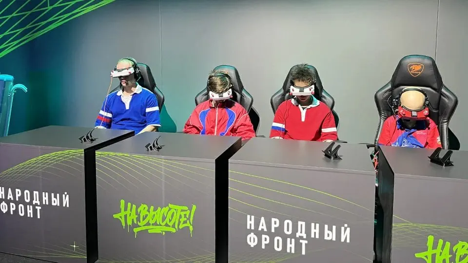 Новый стандарт обучает школьников и студентов управлению FPV-дронами, программированию и ремонту, чтобы применять навыки по мере необходимости.