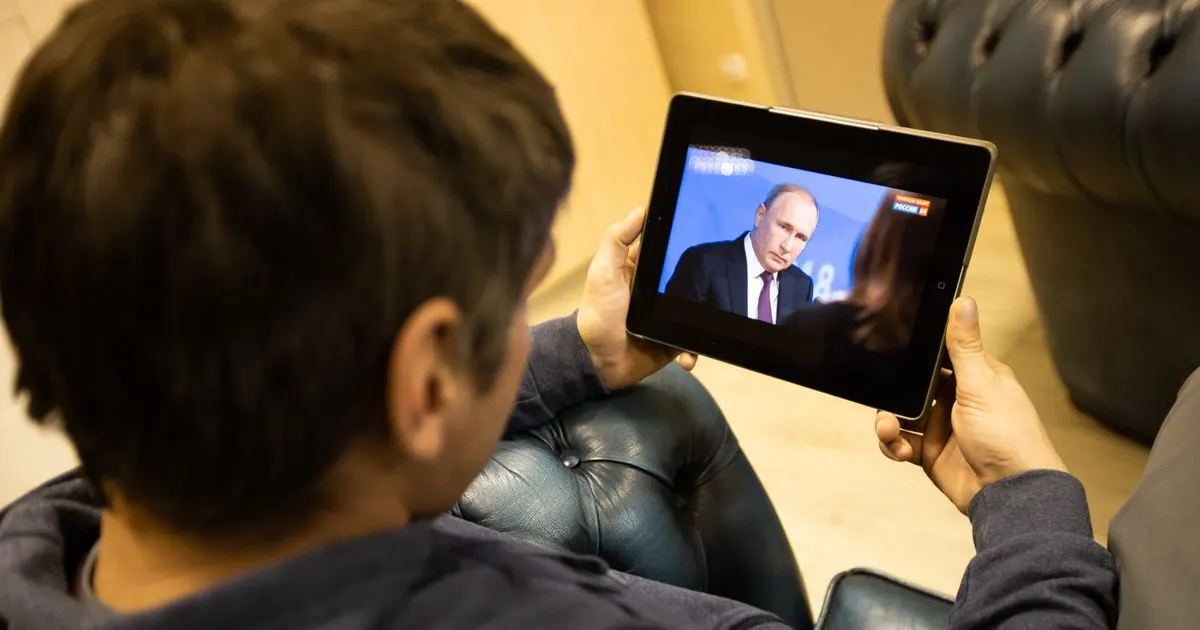 После переговоров с американским представителем стороны договорились вернуть контакты и обсудить гарантии безопасности России и Украины после достижения финального мирного соглашения; речь не идёт о временной паузе в боевых действиях.
